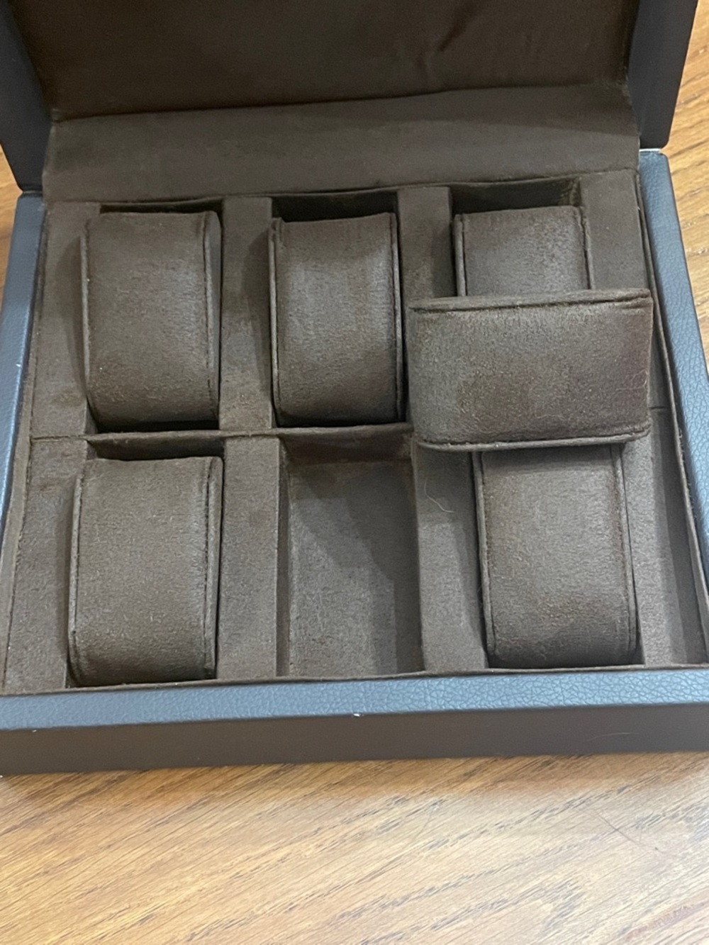 Brown Leatherette 6-Slot Watch Box
In good condition and clean. A few scuffs. - Picture 5 of 12